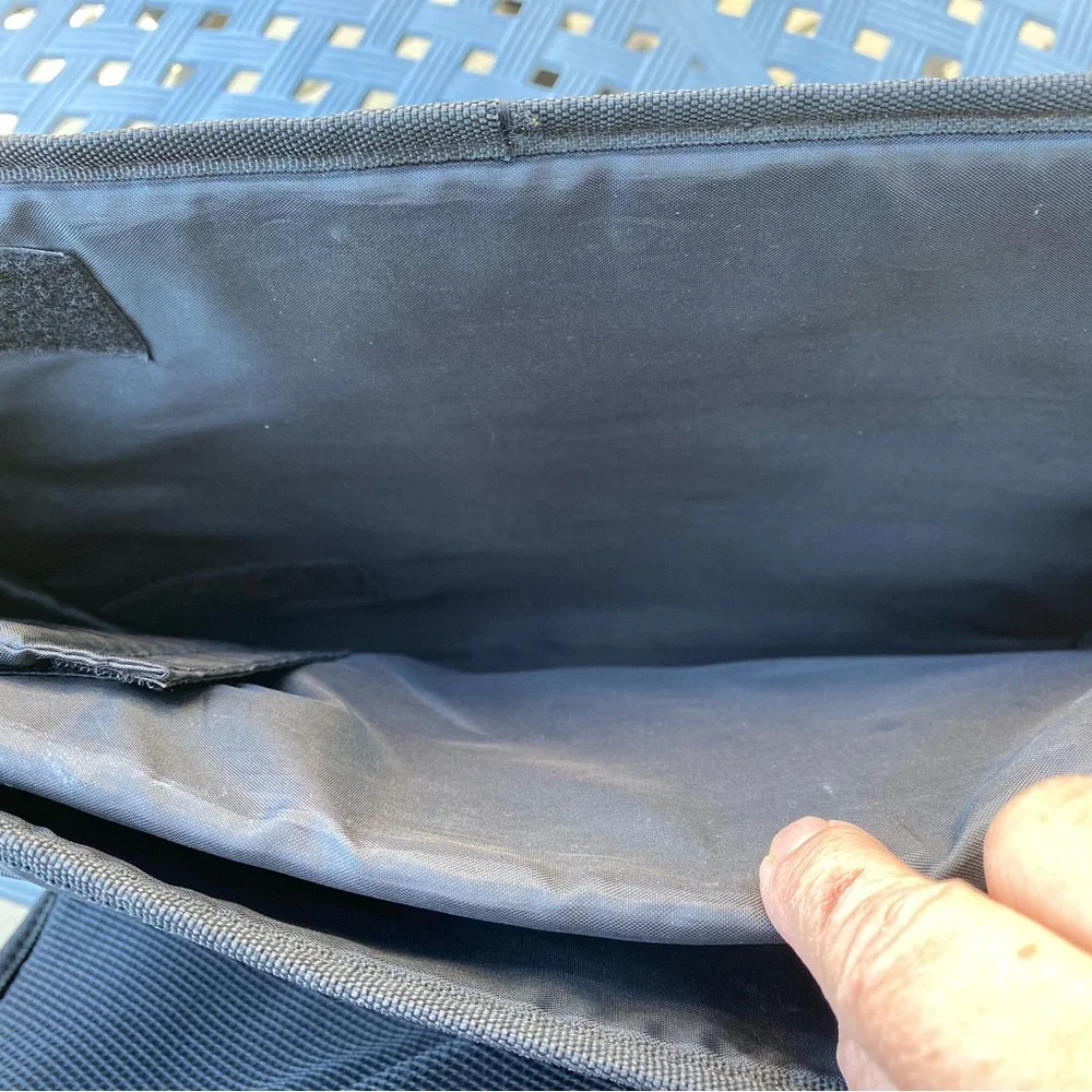 TARGUS - Black & gray trim Messenger Case for laptop, Size: 16”W x 12”L …